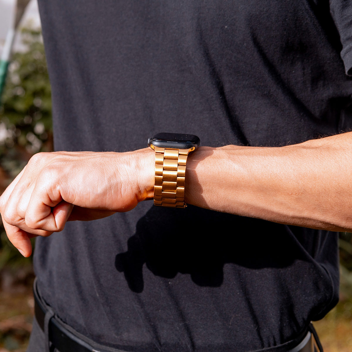 Gliederarmband Hera am Handgelenk, Blick auf die Apple Watch