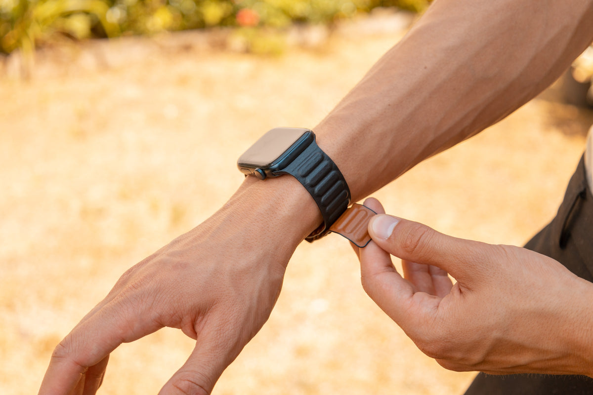 Leder Loop Armband Schwarz am Handgelenk, das Magnetende wird an die Seite gelegt