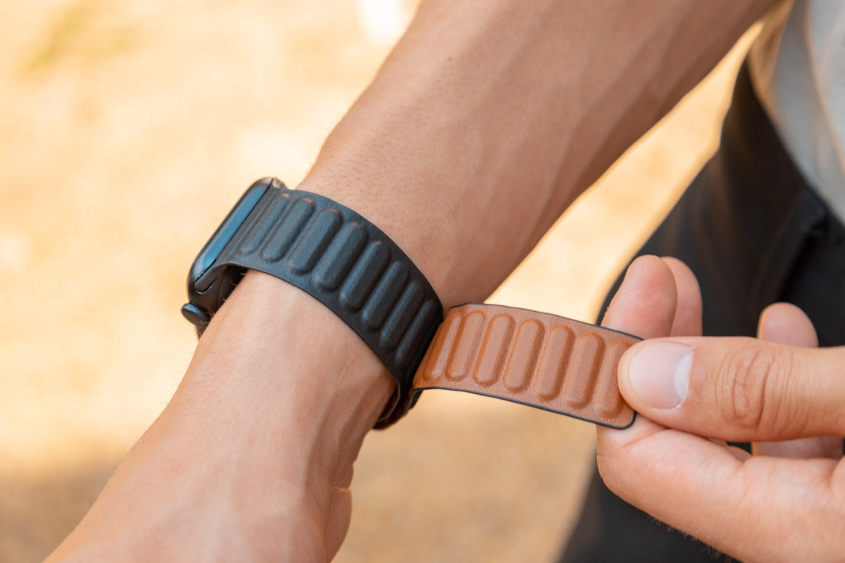 Leder Loop Armband Schwarz am Handgelenk, Innenseite in Braun beim Anlegen sichtbar