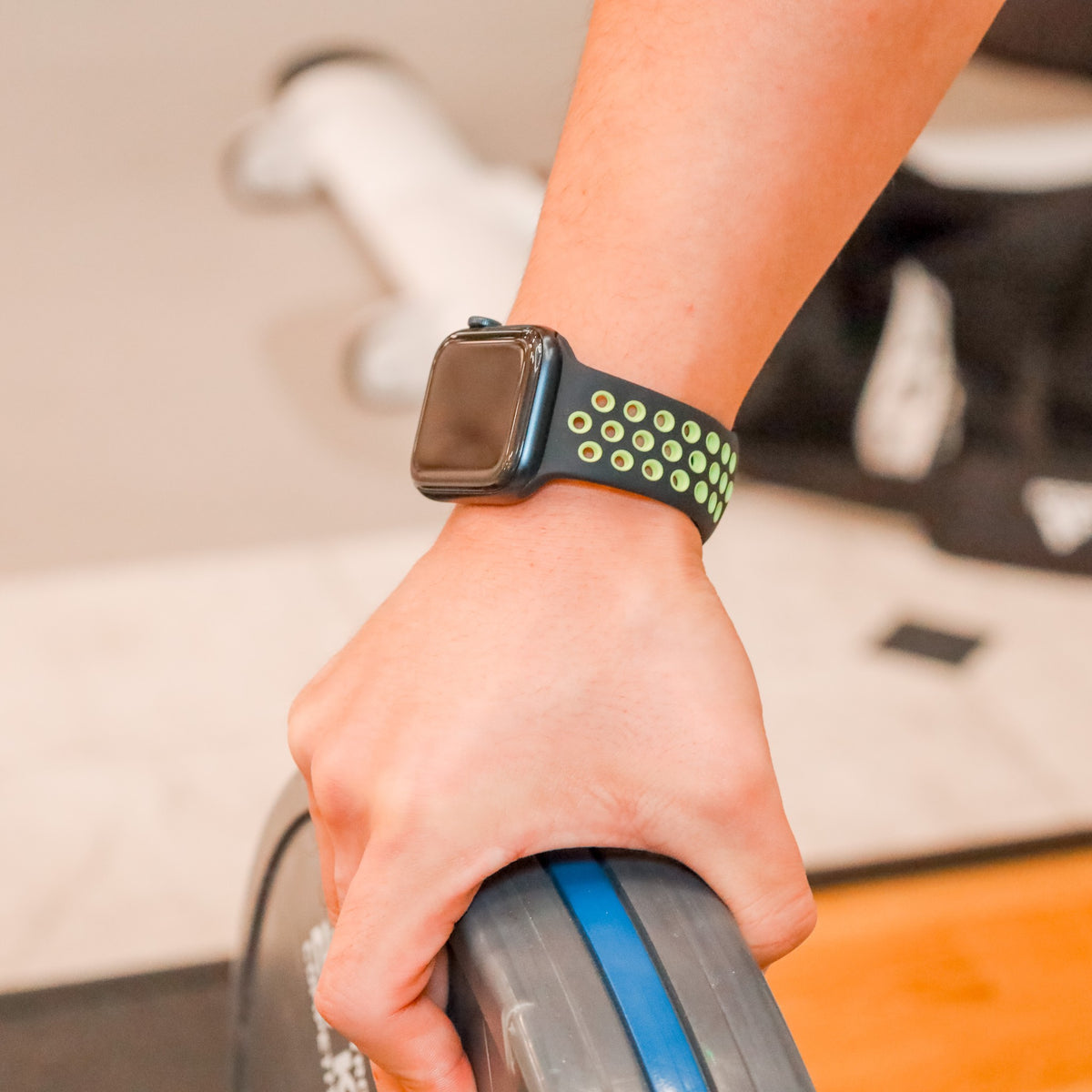 Silikonarmband Bicolor Schwarz/Neongelb am Handgelenk beim Training