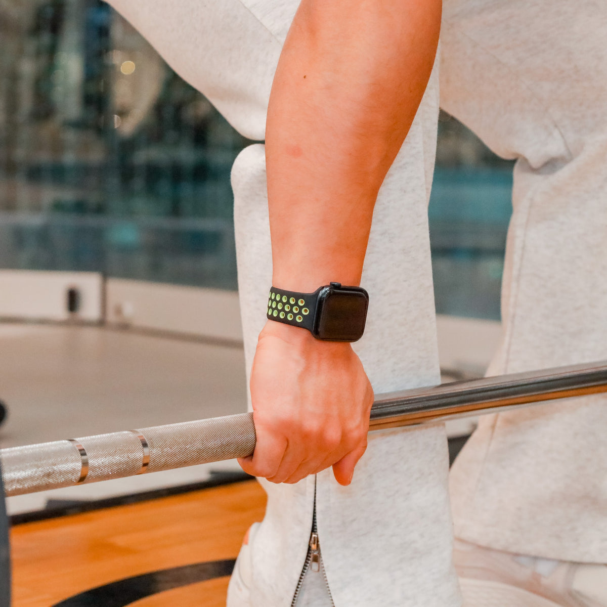 Silikonarmband Bicolor Schwarz/Neongelb am Handgelenk an der Langhantel