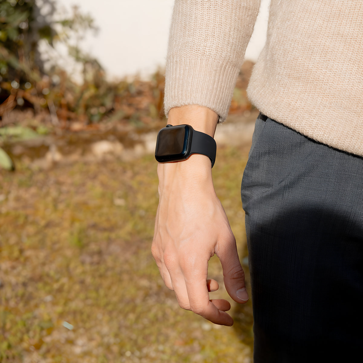 Sport-Silikonarmband Schwarz am Handgelenk