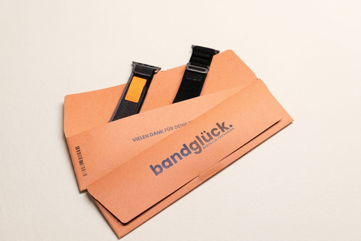 Bandglück Versandverpackung aus recyceltem Papier mit zwei Armbändern