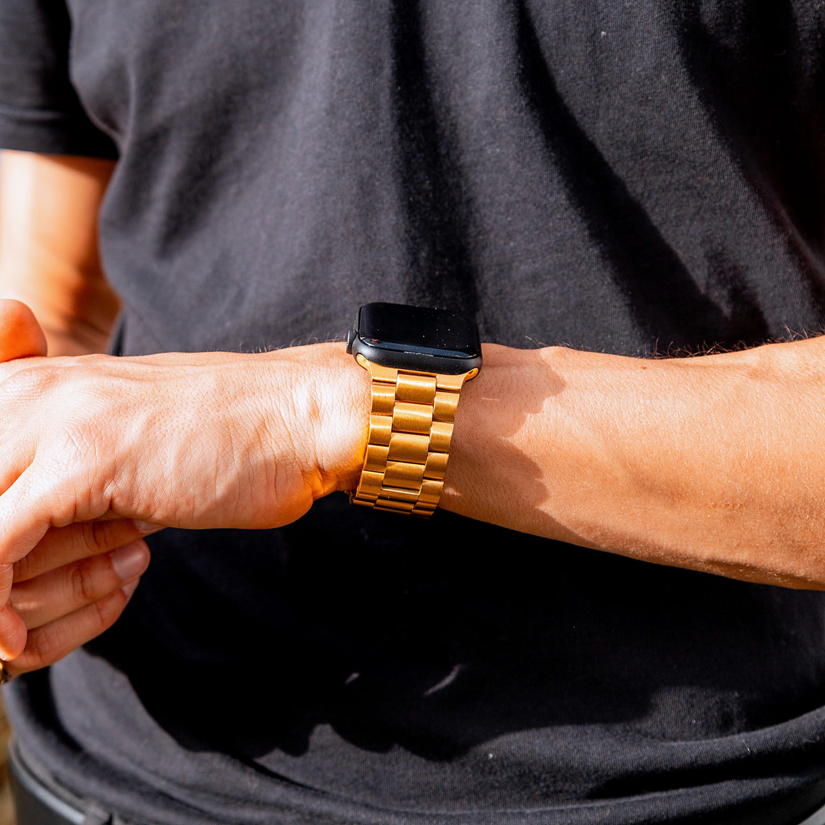 Gliederarmband Hera am Handgelenk vor schwarzem T-Shirt