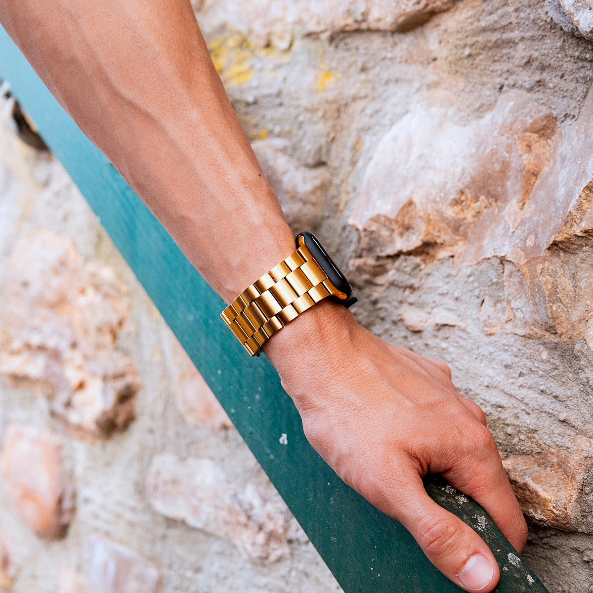 Gliederarmband Hera am Handgelenk, die Hand liegt an einer Steinmauer
