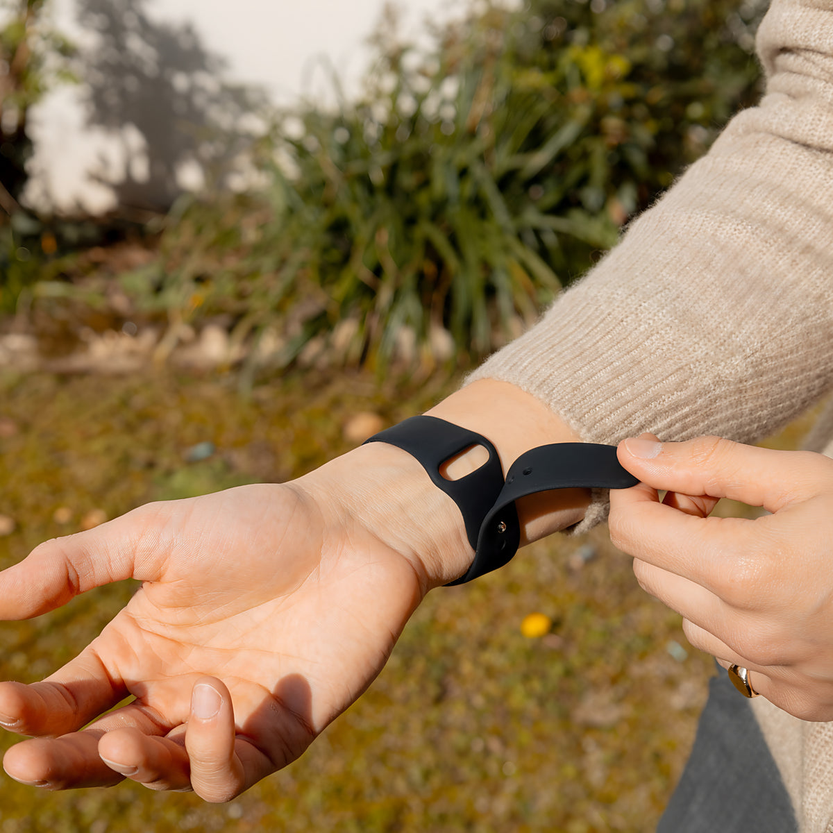 Sport-Silikonarmband Schwarz anlegen